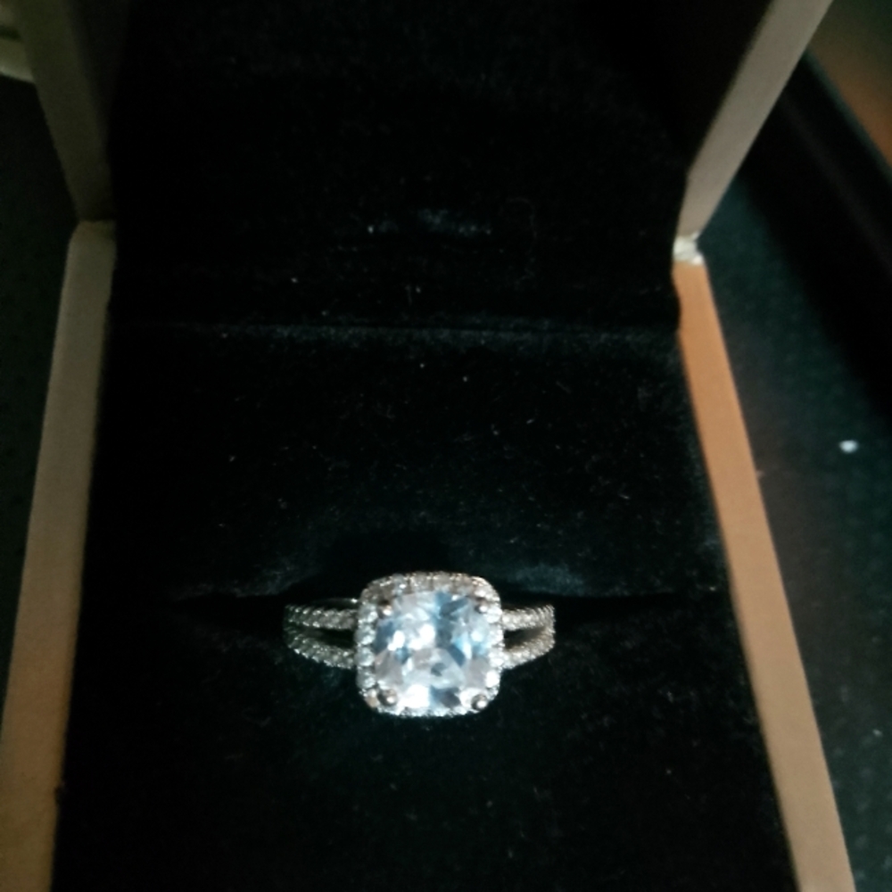Elegant Silver Ring with Clear Gemstone